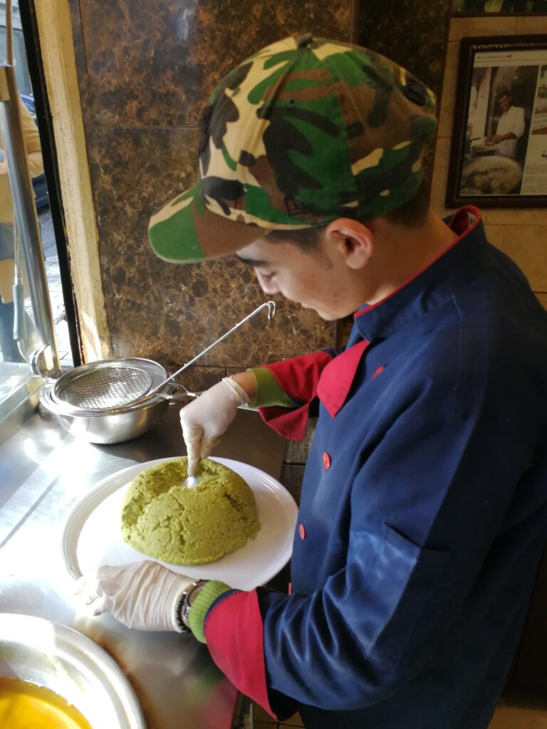 Kucharz robiący falafel