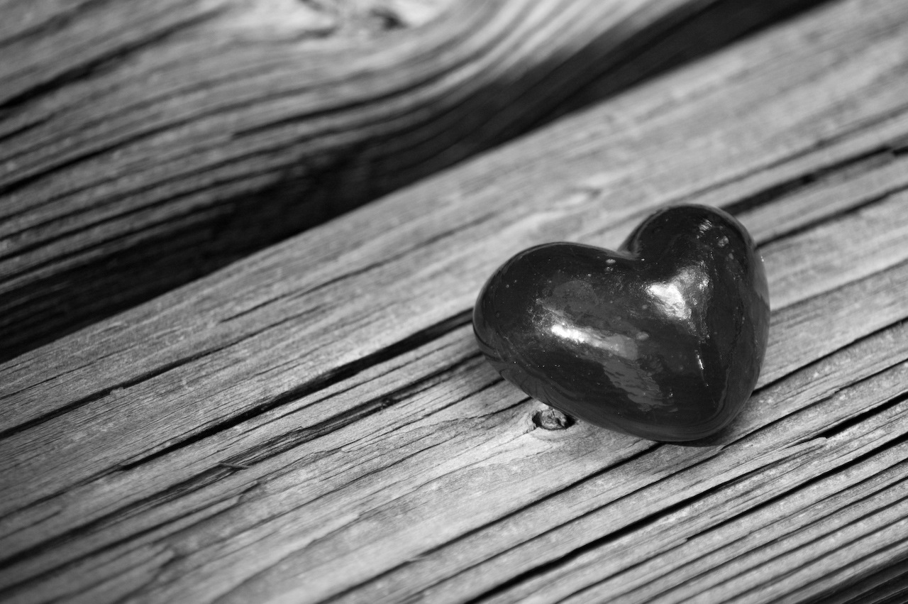 Czarne serce na drewnianej ławce