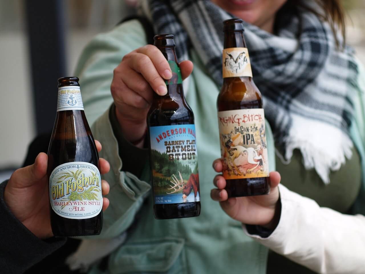 Trzy różne amerykańskie piwa w butelkach, w tym American IPA