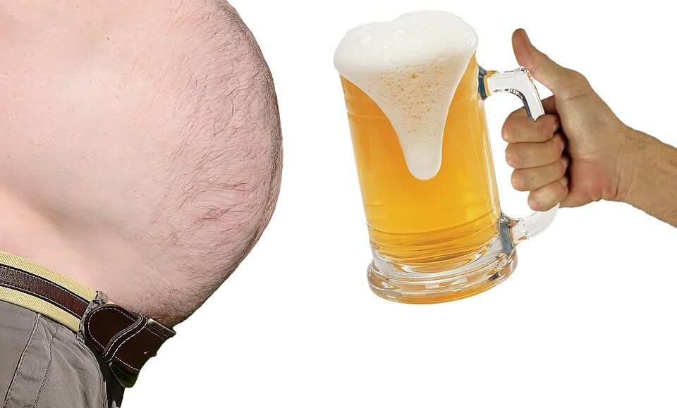 Duży brzuch i kufel piwa