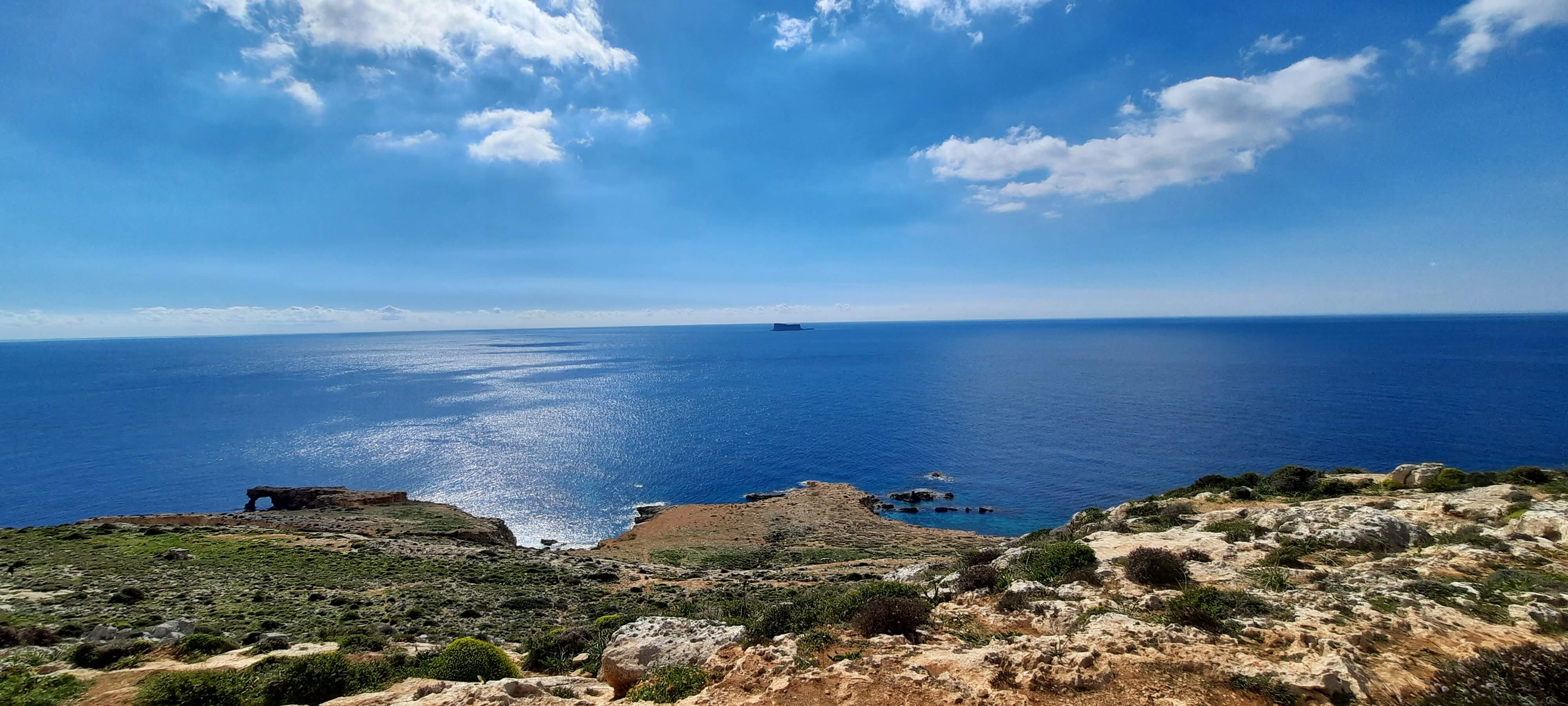 Południowe wybrzeże Malty. W tle Filfla.