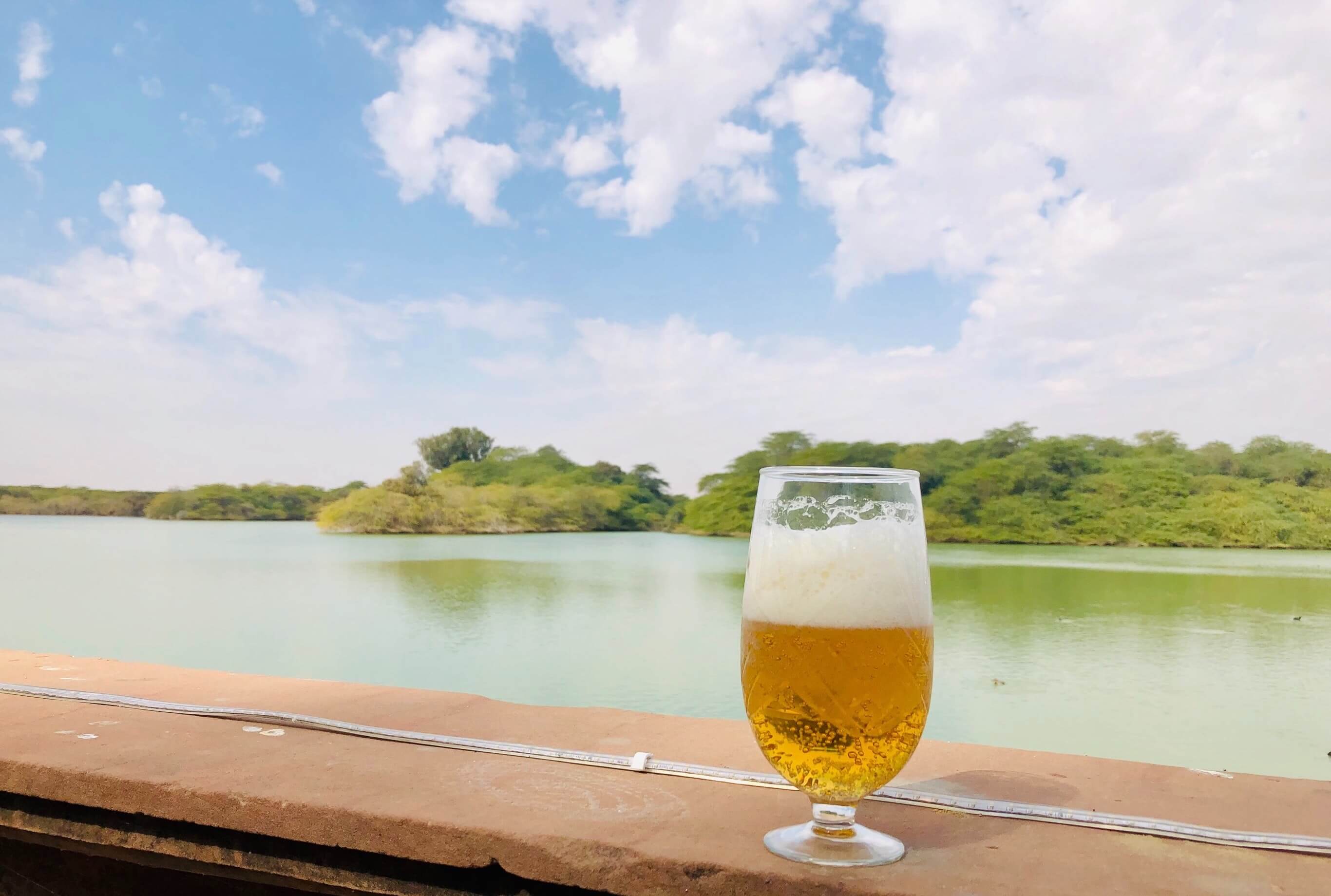 Idealne wakacje o smaku jasnego lagera - piwo nad jeziorem