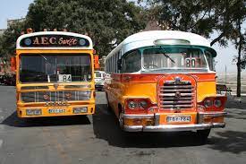 Dwa maltańskie autobusy