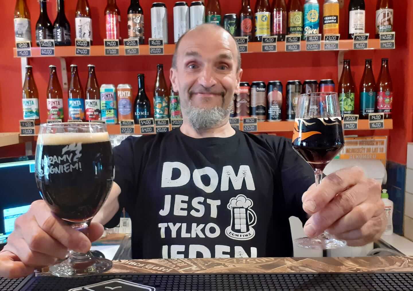 Piotr - właściciel Domu Piwa - prezentujący ciemne piwa na swoim barze