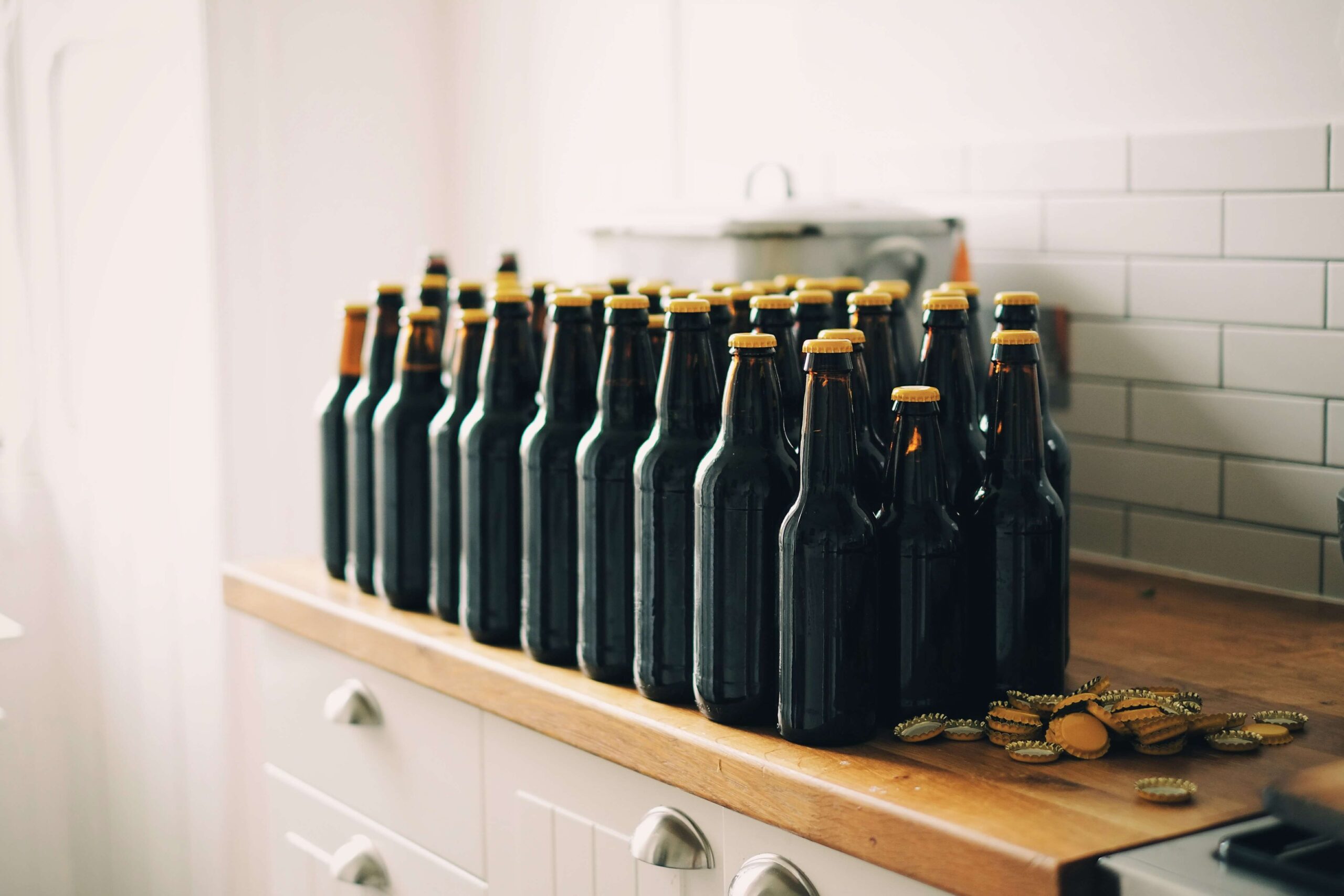 Ciemne butelki z piwem domowym