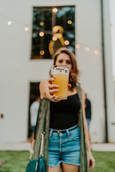 Kobieta ze szklanką piwa