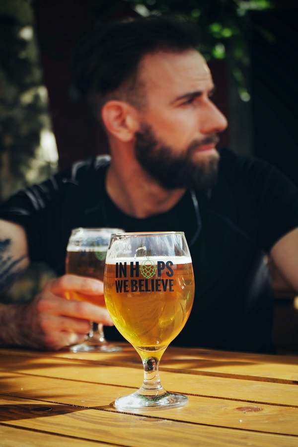 Mężczyzna pijący piwo