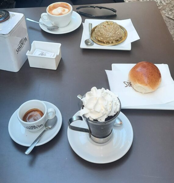 Granita di caffe oraz monoporcja pistacjowa - jedzenie w Palermo