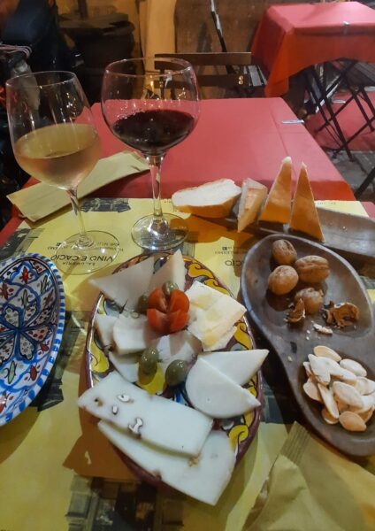 Deska serów i win w Vino e Cacio Salumeria, via Vittorio Emanuele, Palermo