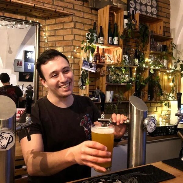 Barman nalewający piwo w pubie Kontynuacja we Wrocławiu