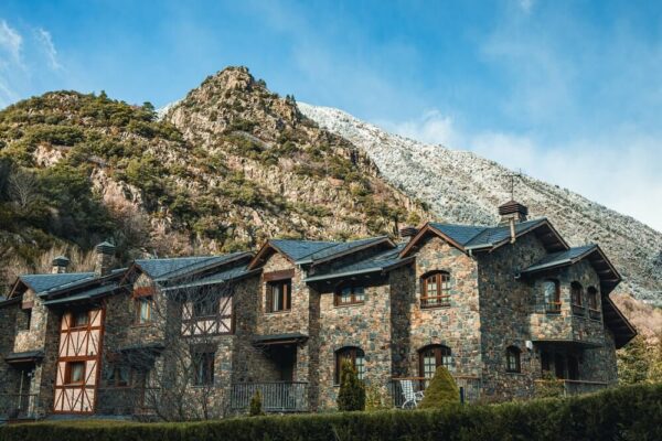 Kamienny dom na tle gór - Andora