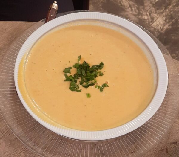 Talerz zupy-krem z ciecierzycy