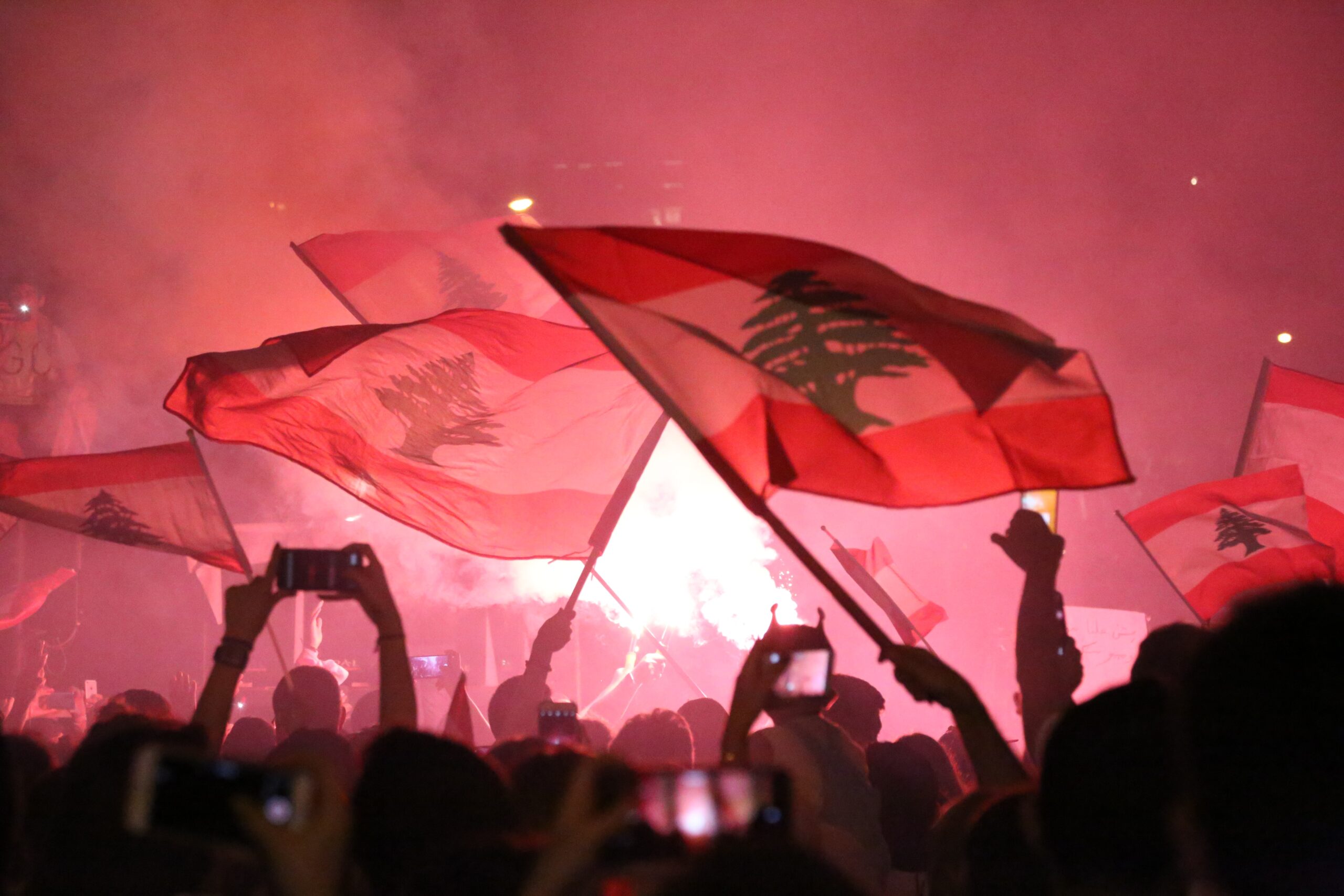 Ludzie machający flagami Libanu