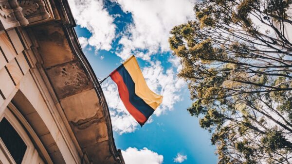Flaga Kolumbii na budynku na tle nieba. Ojczyzna arepas.