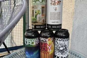 Browar Inne Beczki - HopGang - pięć puszek stojących na stole na balkonie